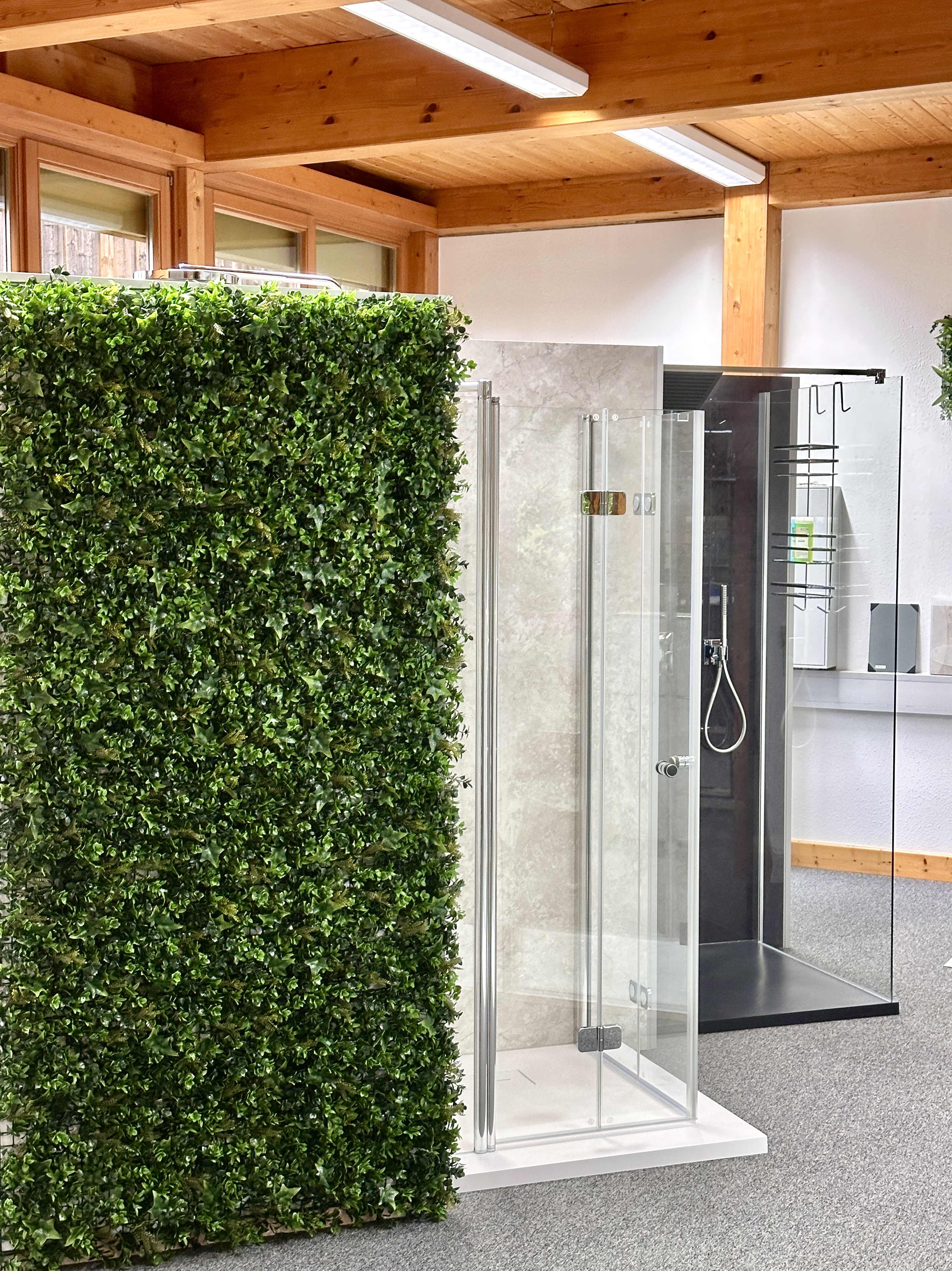 Moderne, schwarze Beschläge und Duschkabine